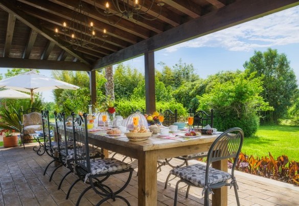 Il tavolo da pranzo in comoda posizione sotto al grande porticato – Il Noceto 