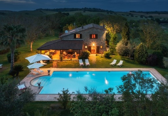 Il tramonto dietro le colline e il parco che si illumina – Il Noceto