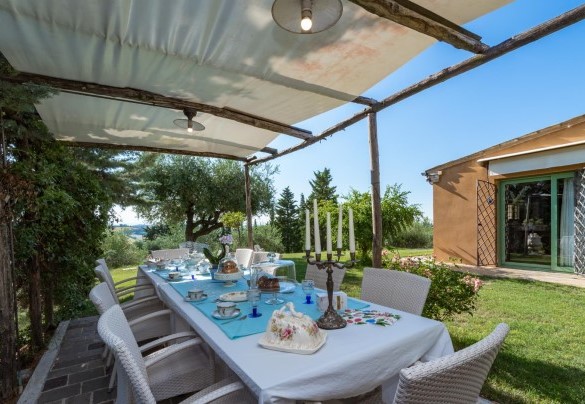 Pergolato con zona pranzo di fronte alla cucina - Il Podere di Fi 8