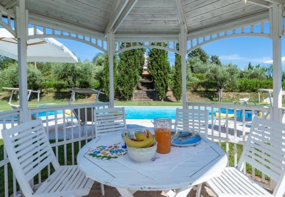 Accogliente gazebo nell'area piscina - Il Podere di Fi 8