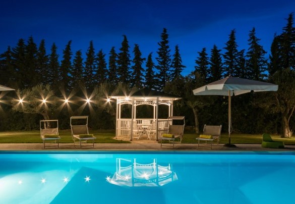 Vista panoramica sulla splendida piscina di notte - Il Podere di FI 8