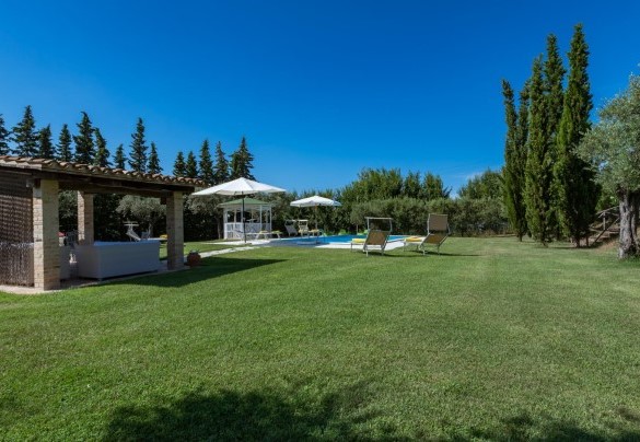 Vista della piscina dotata con l’area solarium attrezzata - Il Podere di Fi 8