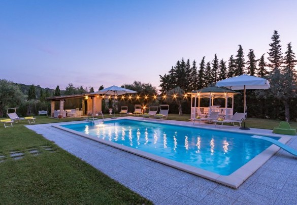 Vista al tramonto della piscina e l'area solarium attrezzata - Il Podere di Fi 8
