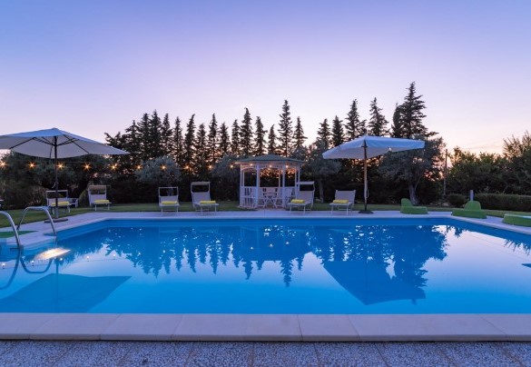 Incantevole scenario notturno sulla piscina - Il Podere di FI 8