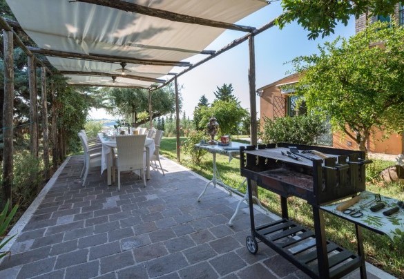 Pergolato con zona pranzo dotato di barbecue - Il Podere di Fi 8