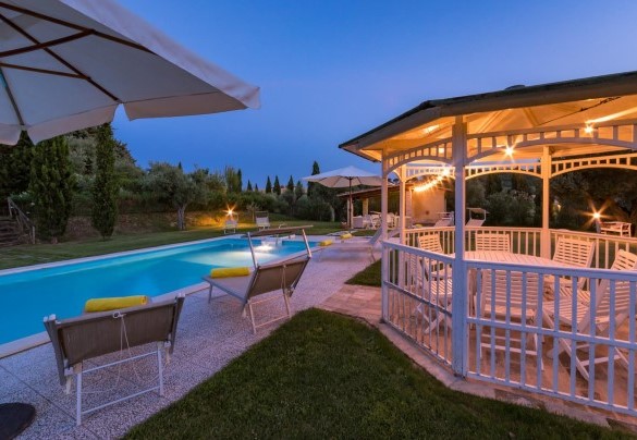 Vista al tramonto della piscina e del gazebo avvolte da luci soffuse - Il Podere di Fi 8 
