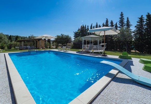 Bellissima piscina con trampolino - Il Podere di Fi 8