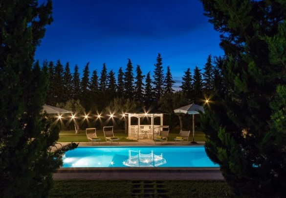 Vista notturna sulla piscina circondata dal verde - Il Podere di Fi 8