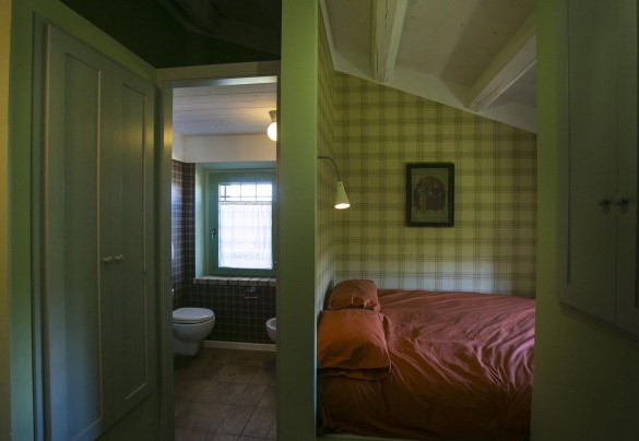 Camera matrimoniale n.3 en-suite con bagno con doccia n.3 al primo piano - Il Podere di Fi 8