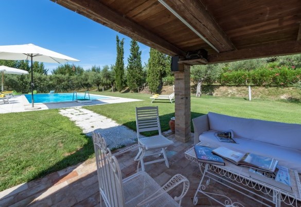 Accogliente salottino sul bordo della piscina - Il Podere di Fi 8