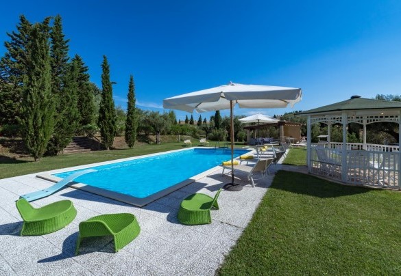 Meravigliosa piscina con l’area solarium attrezzata e gazebo - Villa Poderina 8