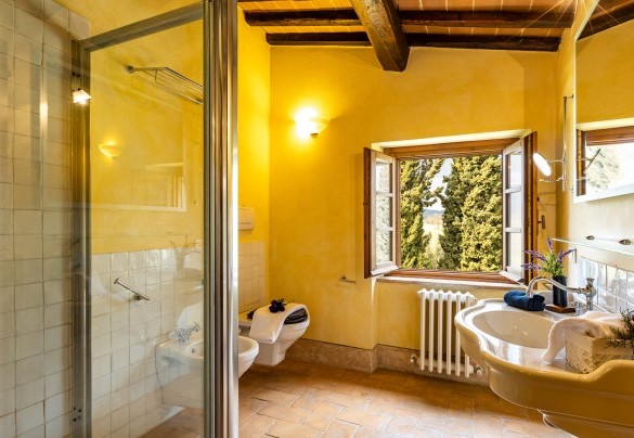 Bathroom with shower on the first floor in the main house B - Il Poderuccio