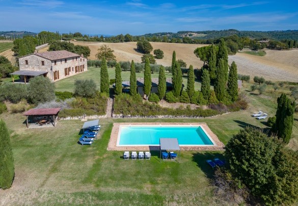 Questa è una proprietà immersa nella campagna toscana circondata da colline dipinte nei colori dell'oro e del verde - Il Poderuccio