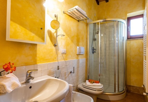 Bagno con doccia al piano terra nell’annesso - Il Poderuccio