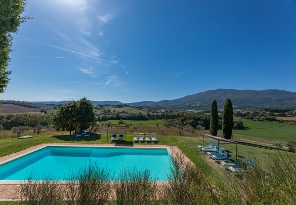 Dalla piscina, di forma rettangolare di 14 x 7 metri con profondità minima di 1,10 m e massima di 1,95 m- Il Poderuccio