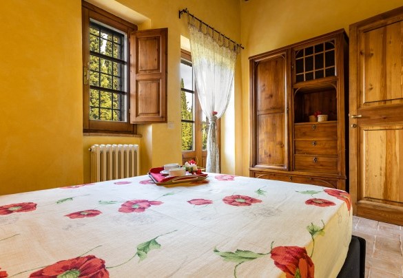 Single bedroom with French bed and outdoor exit on the ground floor in the main house B- Il Poderuccio