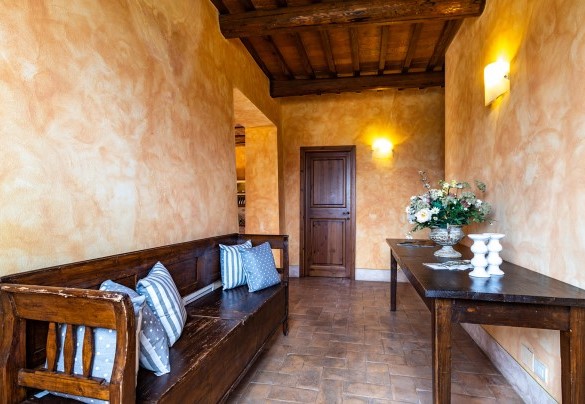 L’ingresso del casale A che conduce al salone, alla camera doppia e alle scale - Il Poderuccio