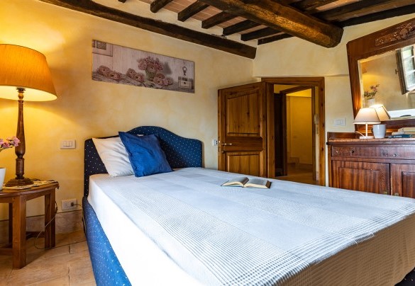 Single bedroom with French bed on the first floor in the main house B- Il Poderuccio