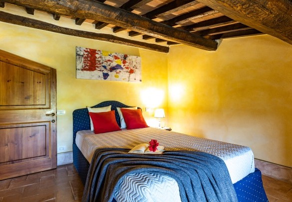 Single bedroom with French bed on the first floor in the main house B- Il Poderuccio