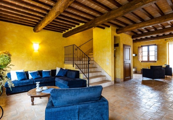 The living room with outdoor exit on the ground floor in the main house B - Il Poderuccio