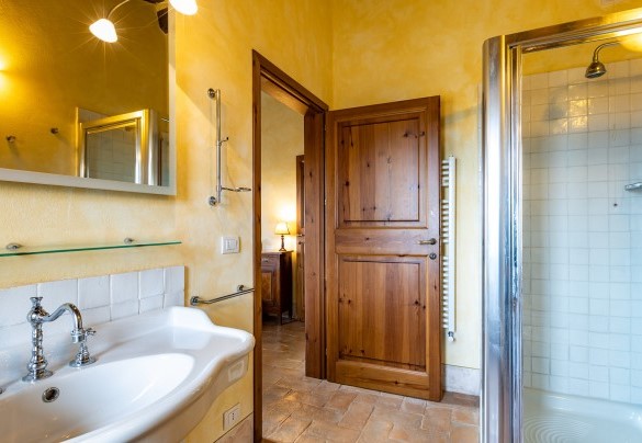 Bagno con doccia al primo piano nel casale A - Il Poderuccio