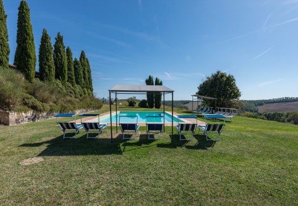 Il bordo piscina con lettini  - Il Poderuccio
