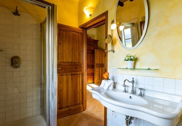 Bagno con doccia al primo piano nel casale A - Il Poderuccio