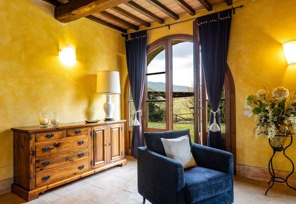 The living room with outdoor exit on the ground floor in the main house B - Il Poderuccio