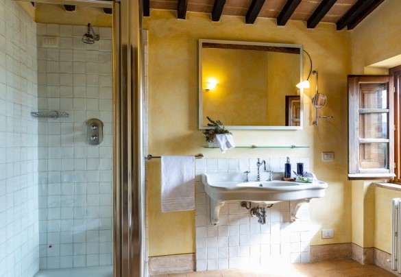 Bathroom with shower on the first floor in the main house B - Il Poderuccio
