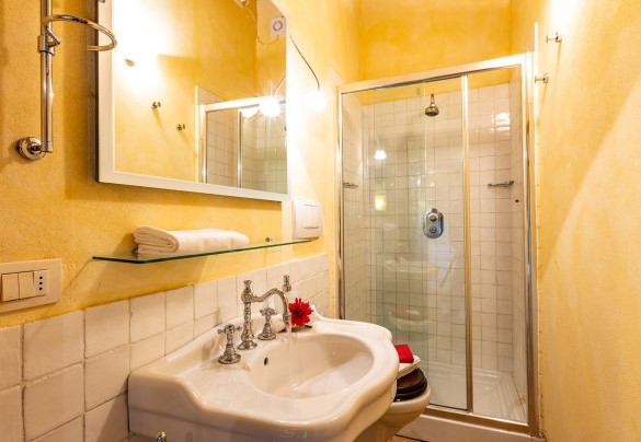 Bathroom with shower on the ground floor in the main house B - Il Poderuccio
