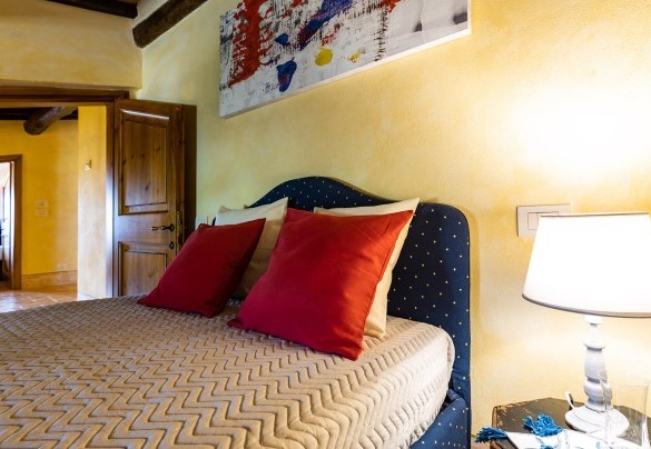 Single bedroom with French bed on the first floor in the main house B- Il Poderuccio