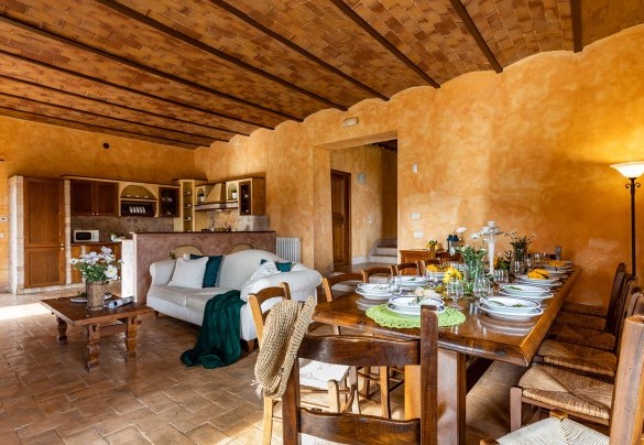 La sala da pranzo e la cucina al piano terra nel casale A - Il Poderuccio