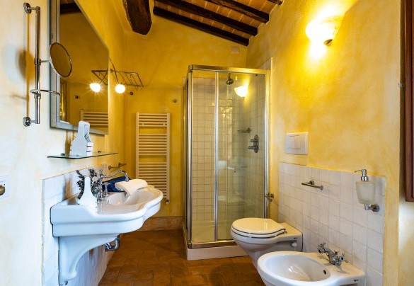 Bagno con doccia al primo piano nel casale A - Il Poderuccio