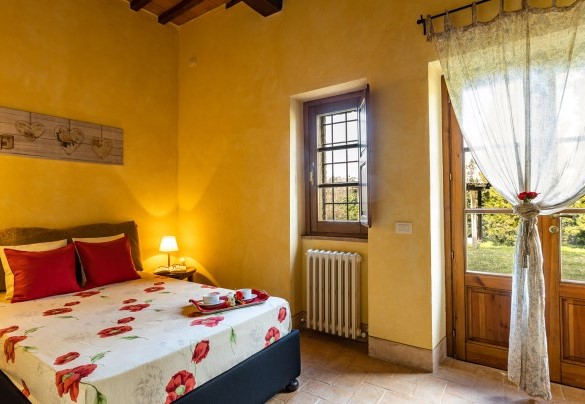 Single bedroom with French bed and outdoor exit on the ground floor in the main house B- Il Poderuccio