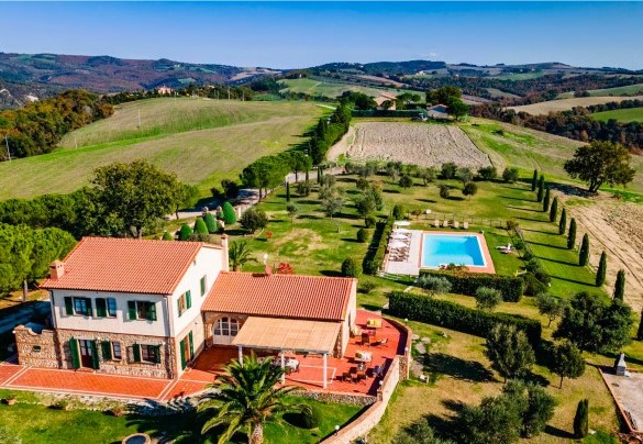 Il bellissimo casale toscano circondato da un’oliveta e da distese di grano dorato - Il Poggiarellino