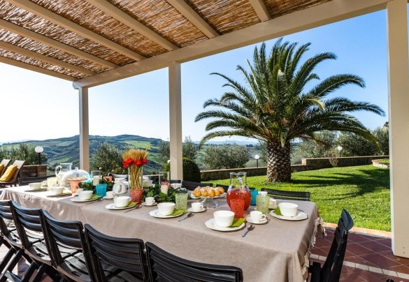 La pergola ombreggia l’elegante tavolo preparato per colazioni all’aperto - Il Poggiarellino  