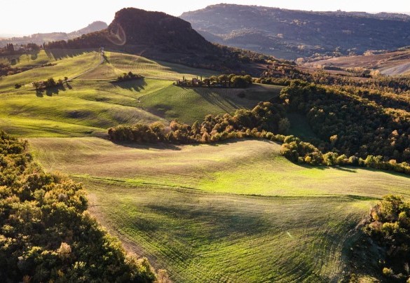 Il casale è circondata dal tipico paesaggio collinare che cinge Volterra - Il Poggiarellino