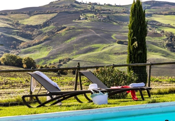 Il casale gode di una magnifica vista sulle colline ambrate - Il Poggiarellino
