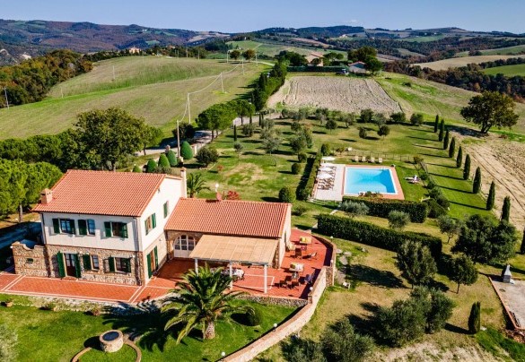 Il bellissimo casale toscano circondato da un’oliveta e da distese di grano dorato - Il Poggiarellino