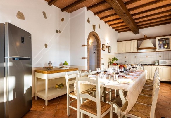 Sala da pranzo open con la cucina - Il Poggiarellino  