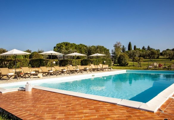 L’accattivante zona solarium contorna la piscina - Il Poggiarellino   