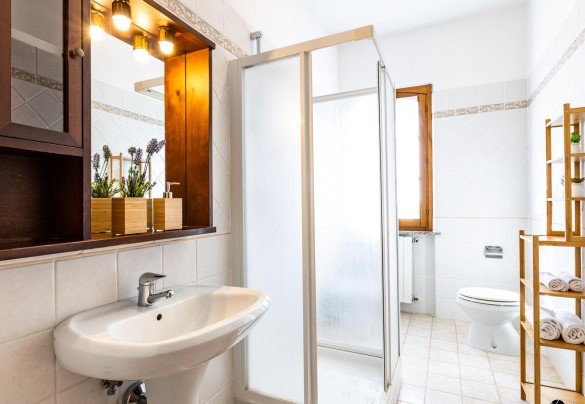 Bagno con doccia n.6 al primo piano, app. n.4 - Il Poggiarellino  