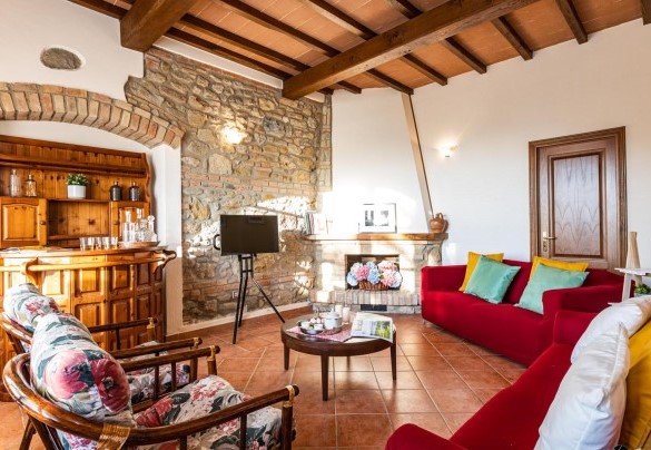 Open plan con salotto e area pranzo attrezzato con angolo tv e caminetto ornamentale - Il Poggiarellino  