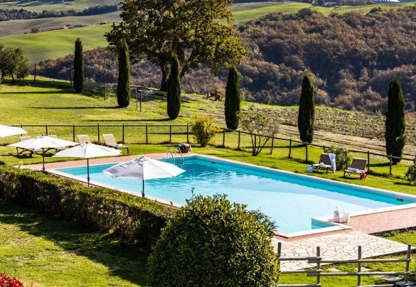 La piscina incastonata nel parco affacciata su un panorama unico - Il Poggiarellin