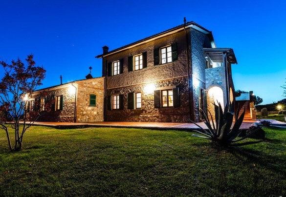 Tutta la splendida proprietà illuminata di notte - Il Poggiarellino    