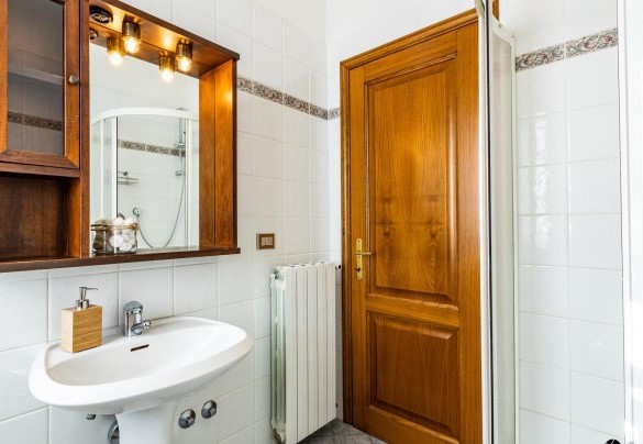 Bagno con doccia n.5 al primo piano, app. n.5 - Il Poggiarellino  