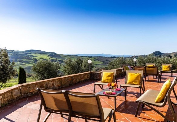 La terrazza panoramica attrezzata con comodi divanetti e poltrone - Il Poggiarellino