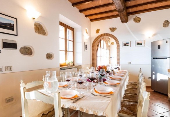 La sala da pranzo open con il tavolo imbandito per pranzi importanti - Il Poggiarellino 
