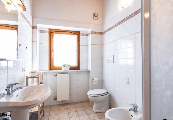 Bagno con doccia n.2 al piano terra, app. n.1 - Il Poggiarellino  