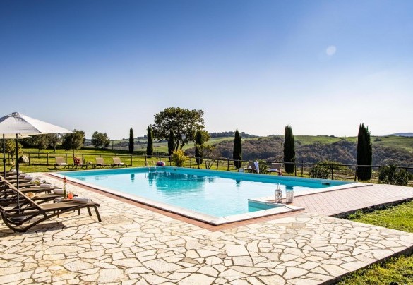 La piscina misura 8x16 m con una profondità che va da 1.40 a 2.50 m - Il Poggiarellino   